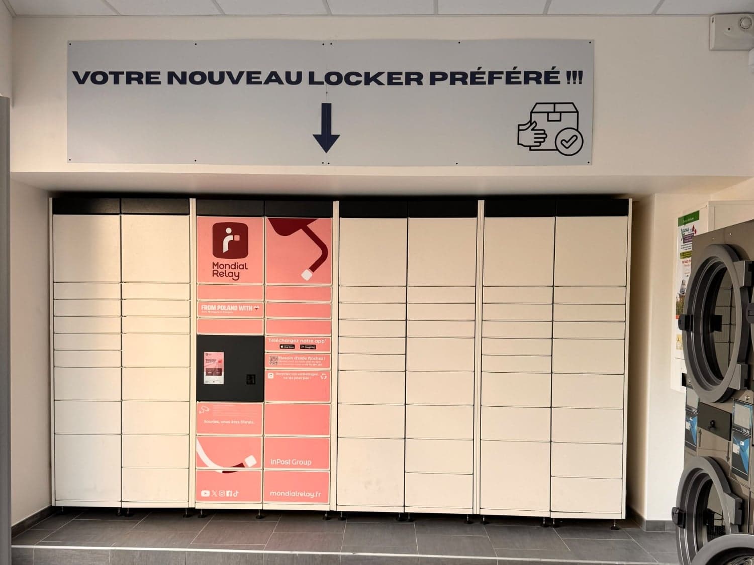 Le locker Mondial Relay installé dans la laverie Green Lavomatic, sous le panneau « Votre nouveau locker préféré »